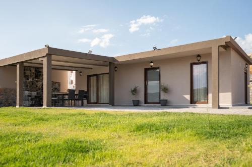 Karteros House | Majestic Manor with outdoor Jacuzzi by 8essentially