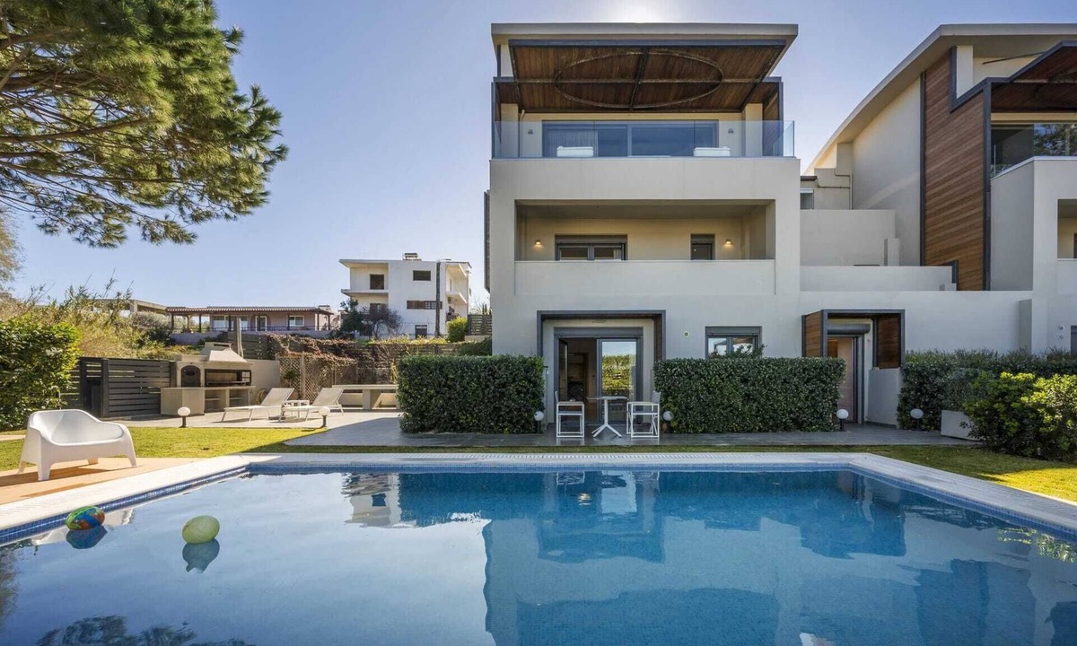 Daratsos Villa | Modern villa w/pool, near beach & city centre