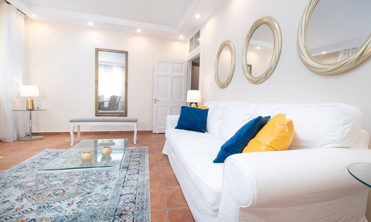 Old Town Apartment | Nadiona White Suite | Elegant Guilford Apartment | old Town center