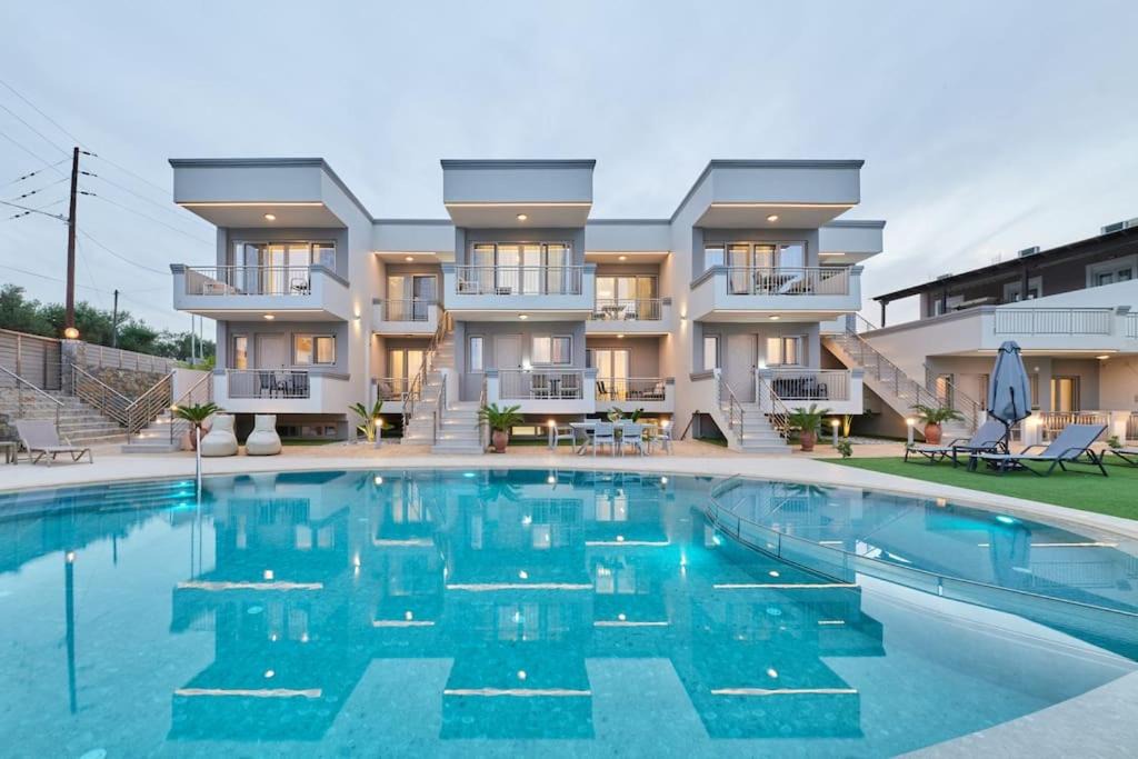 Stavromenos Apartment | New cozy apartments in Crete Coast with pool and dining area