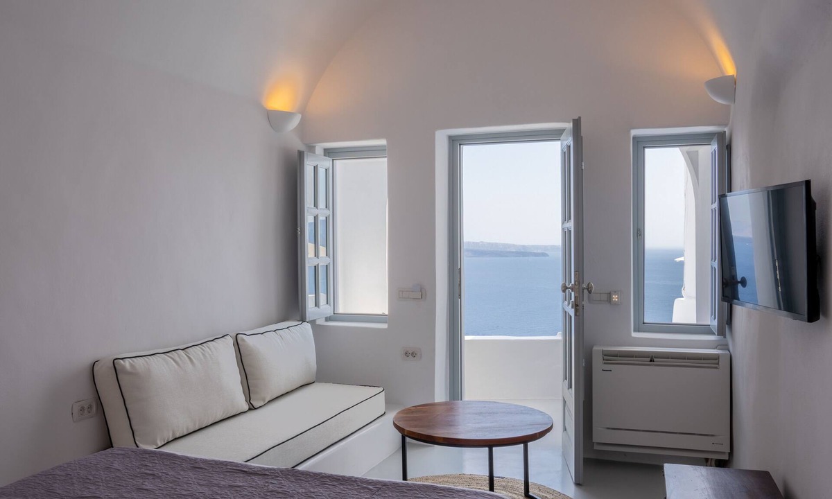 Oia Hotel | Oia Spirit Studios by Mary D Nomikou