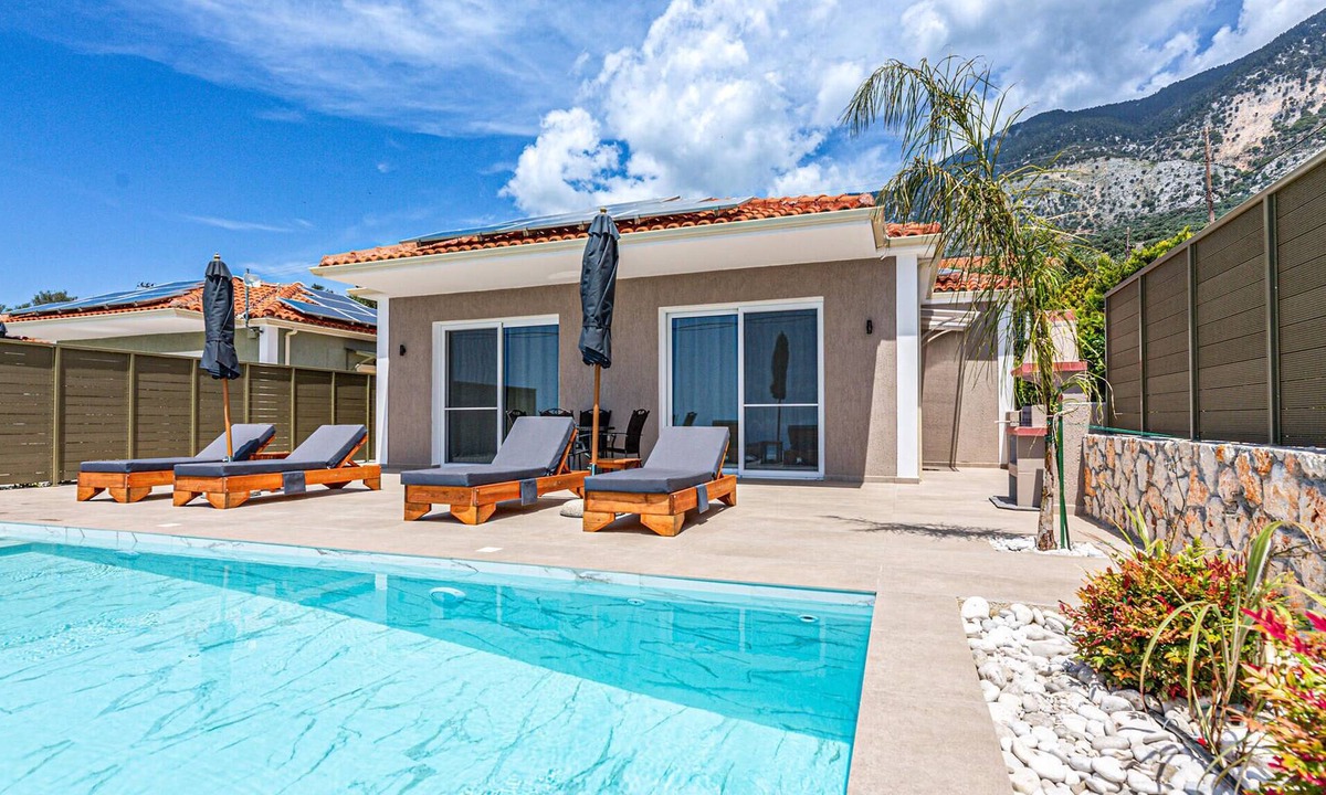 Vlachata House | Part of a collection of apartments and villas, Villa George is in an enviable location, sitting abov