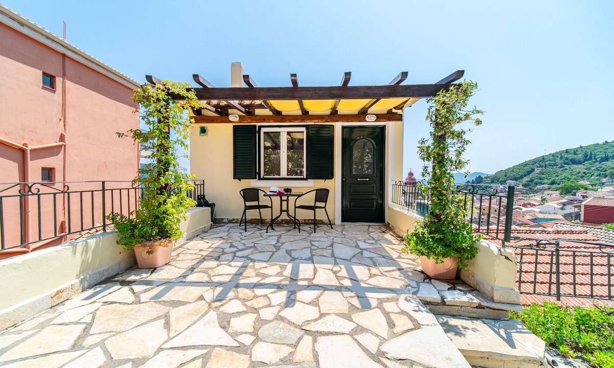 Dafnata Apartment | Pavlos & Sofia Studio Apartment with Mountain View, Garden and Terrace