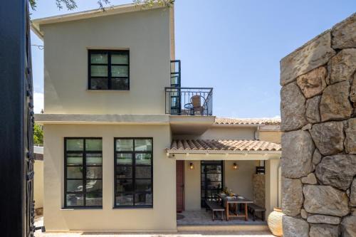 Perama House | Petra House - Renovated Stone Villa with Courtyard