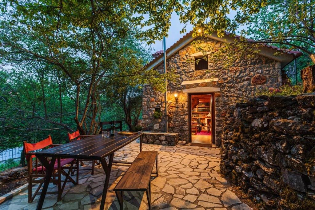 Artemisia Ski Chalet | Pine Forest Chalet 1400m, Cinema & Fireplace