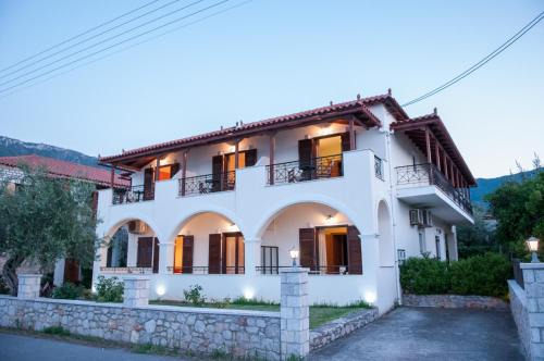 Poulithra Hotel | Polichni