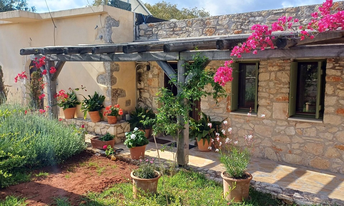 Megala Chorafia House | Renovated traditional house with swimming pool