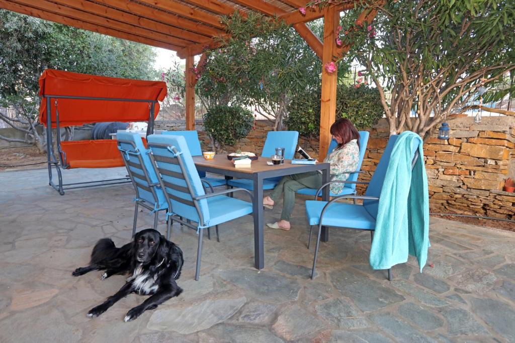Gavrio House | Ruby's summer house with spacious garden and free parking
