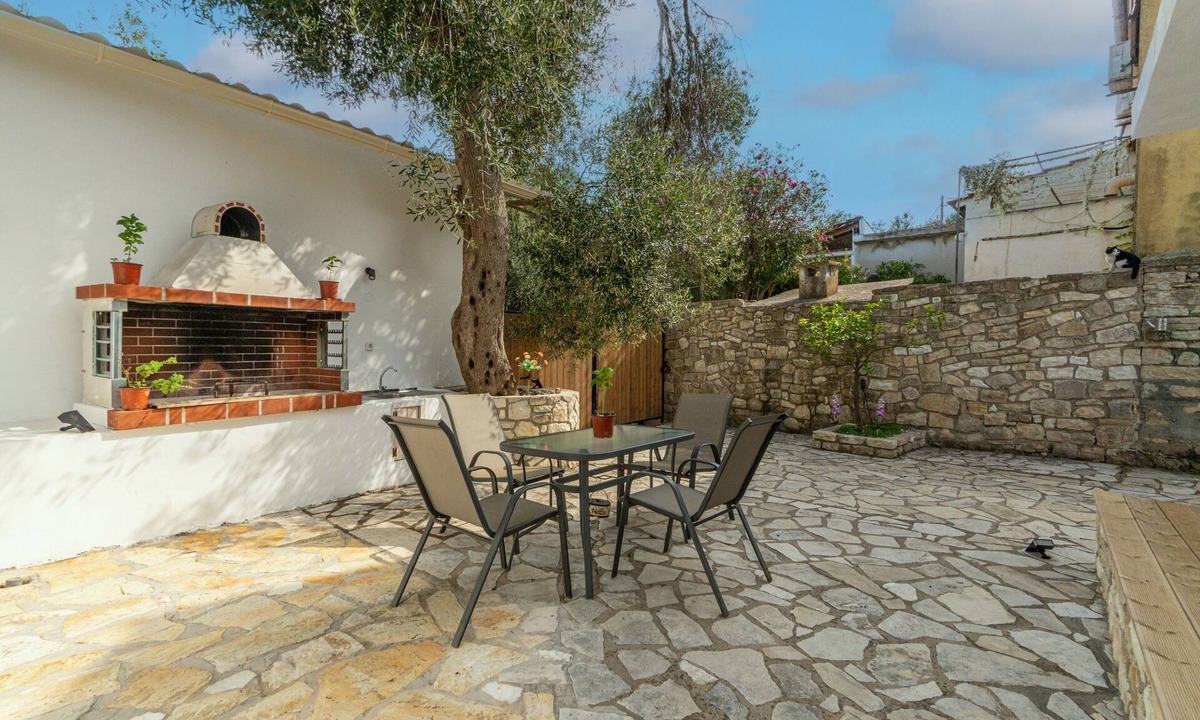 Vlachopoulatika House | Serenity Country House with Private Terrace, Wi-Fi, and Air Conditioning