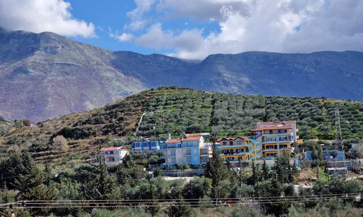 Orikum Apartment | Spacious 4-bedroom apartment with AC, WiFi in brilliant Radhimë