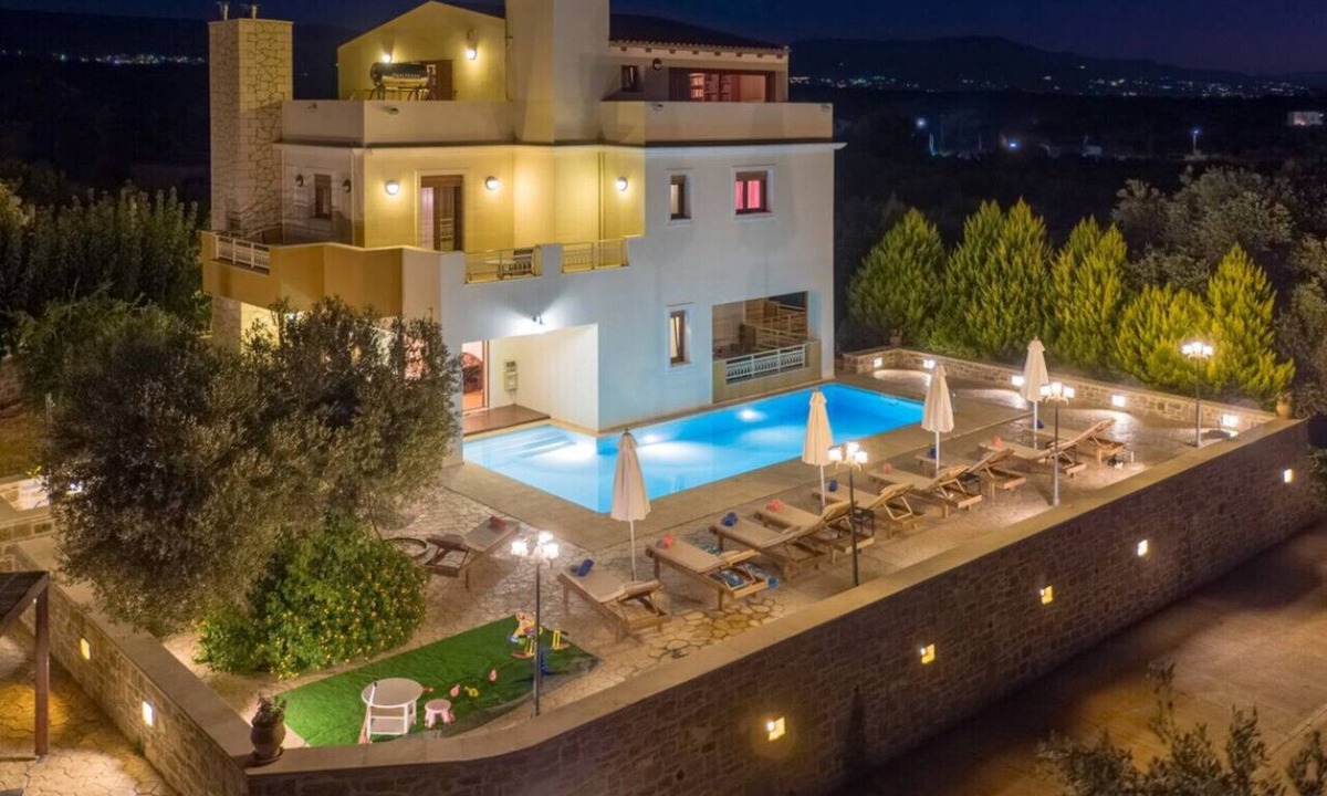 Viranepiskopi Villa | Spacious Family Villa near to amenities with pool
