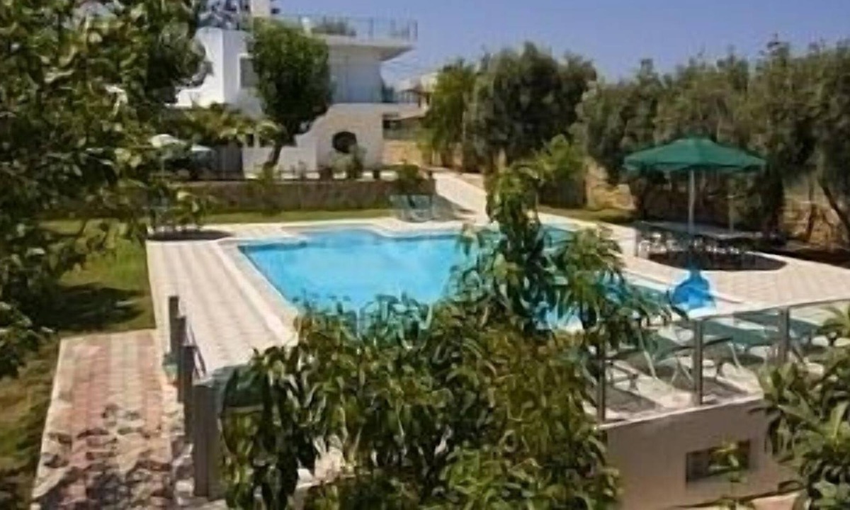 Kato Galatas Villa | Spacious Family Villa/ Sandy Beach, Restaurants and Shops Close by
