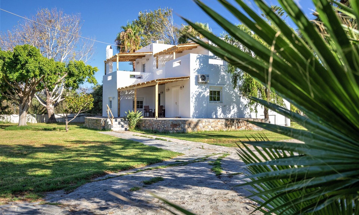 Ierapetra Villa | Spacious, luxurious vacation villa with large garden and lots of privacy