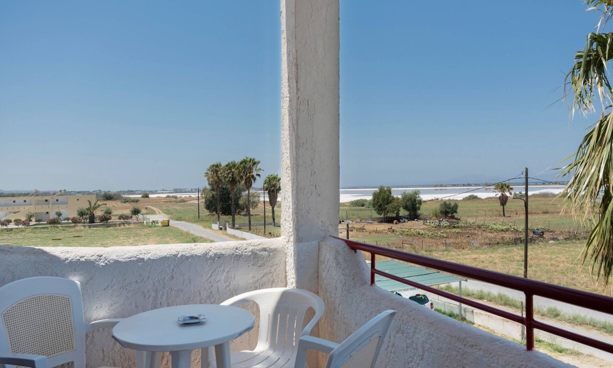 Tingaki Apartment | Studio Apartment 'Golden Sun 4' with Sea View, Shared Pool and Wi-Fi