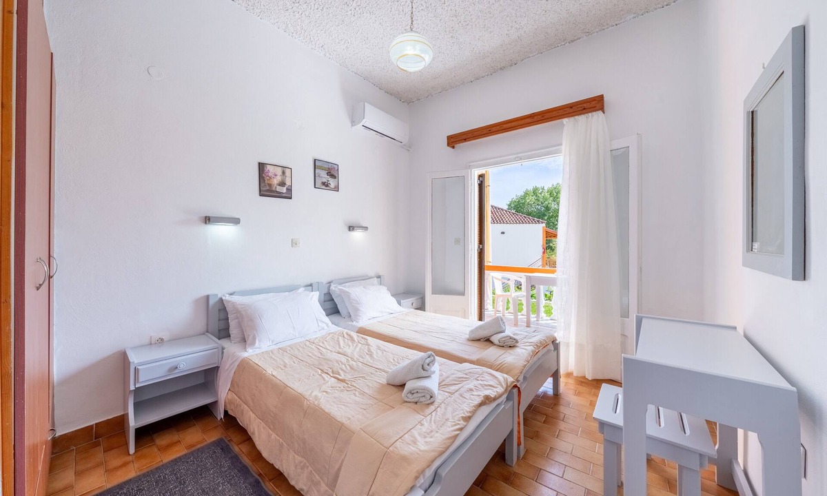 Marathias Apartment | Studio Apartment 'Maltas 6' with Shared Terrace, Wi-Fi and Air Conditioning