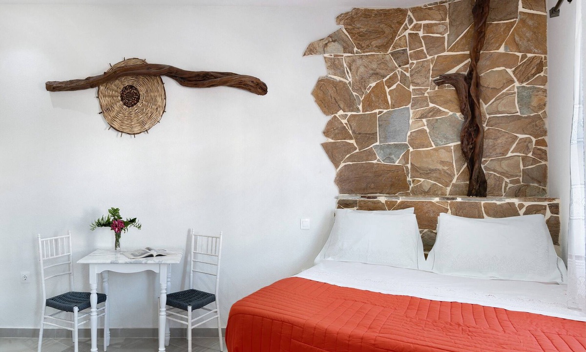 Amorgos Apartment | Studio Apartment 'Politimi N1' with Mountain View, Wi-Fi and Air Conditioning