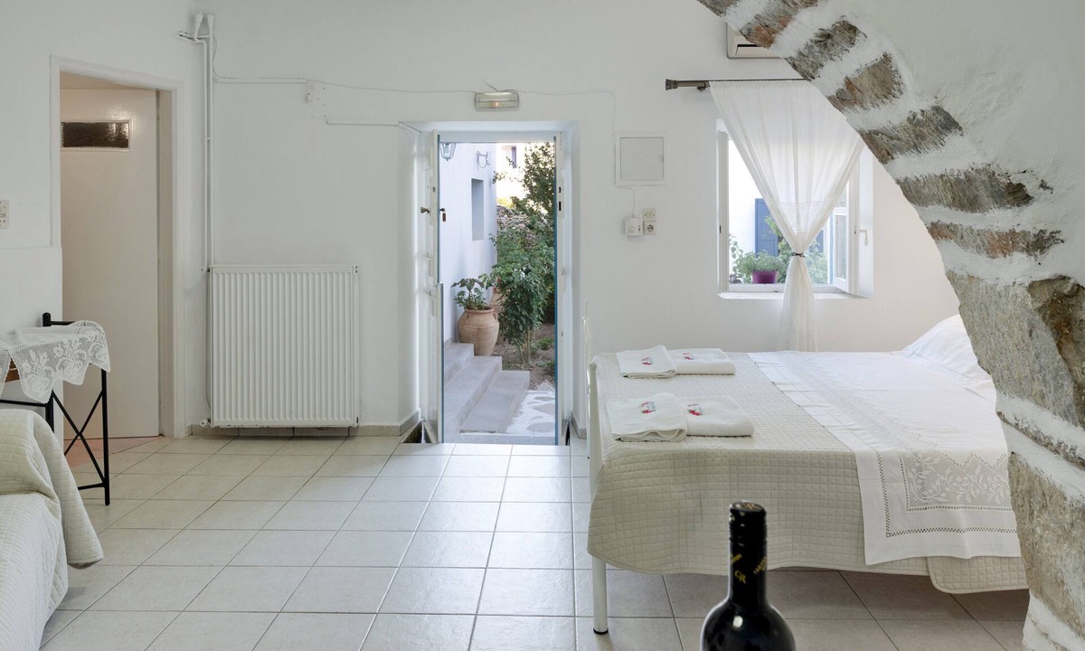 Amorgos Apartment | Studio Apartment 'Politimi N7' with Mountain View, Wi-Fi and Air Conditioning