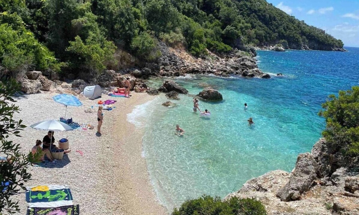 Vassiliki Apartment | Studio Apartment 'Studios and Apartments Thomas 1' with Balcony, Wi-Fi and Air Conditioning
