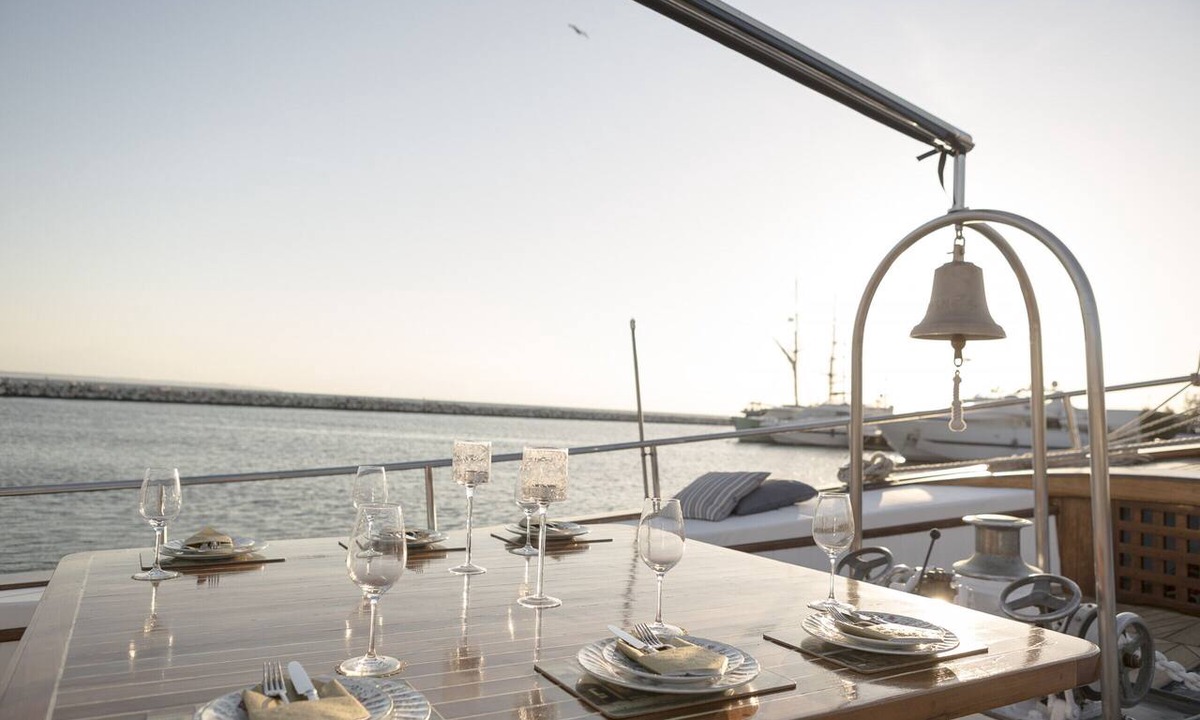 Alimos Boat Rental | Sun-Kissed Sailing Adventure in Islas Sarónicas
