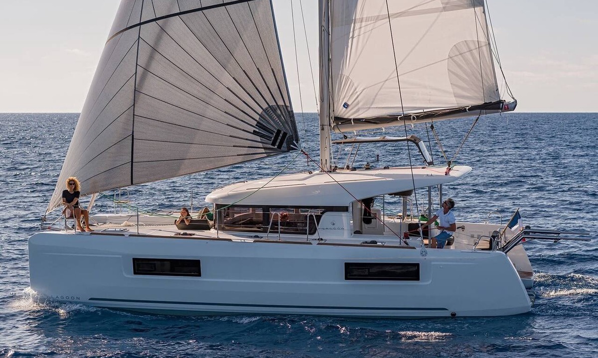 Alimos Boat Rental | Sun-Kissed Sailing Adventure in Islas Sarónicas