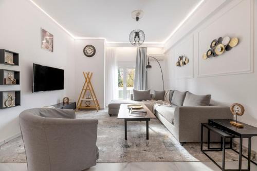 Nea Smirni Apartment | Sunlit 3BDR Family APT, Near Sea & City Center!