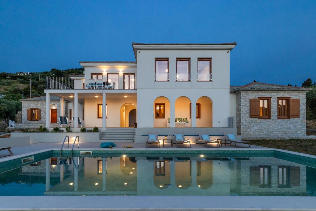 Skopelos Town Villa | Sunshine Pool Villa