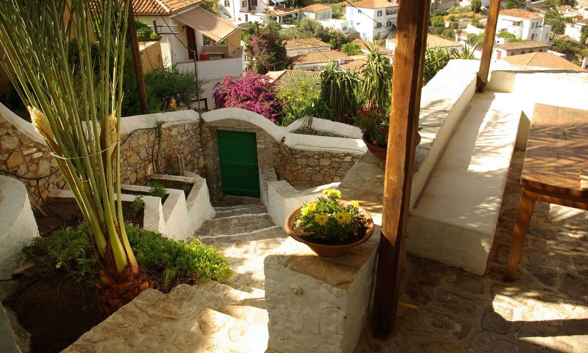 idhra House | Titanas Hydra