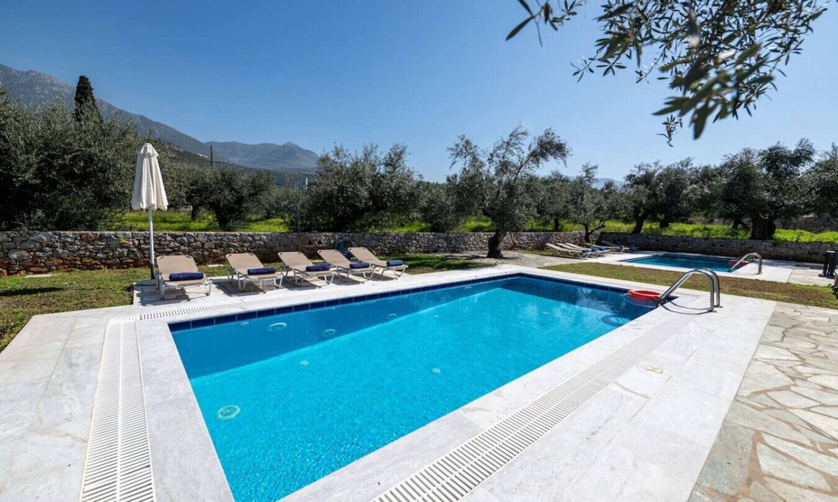 Lefktron Villa | Torri di Pietra Uno Mani Stoupa