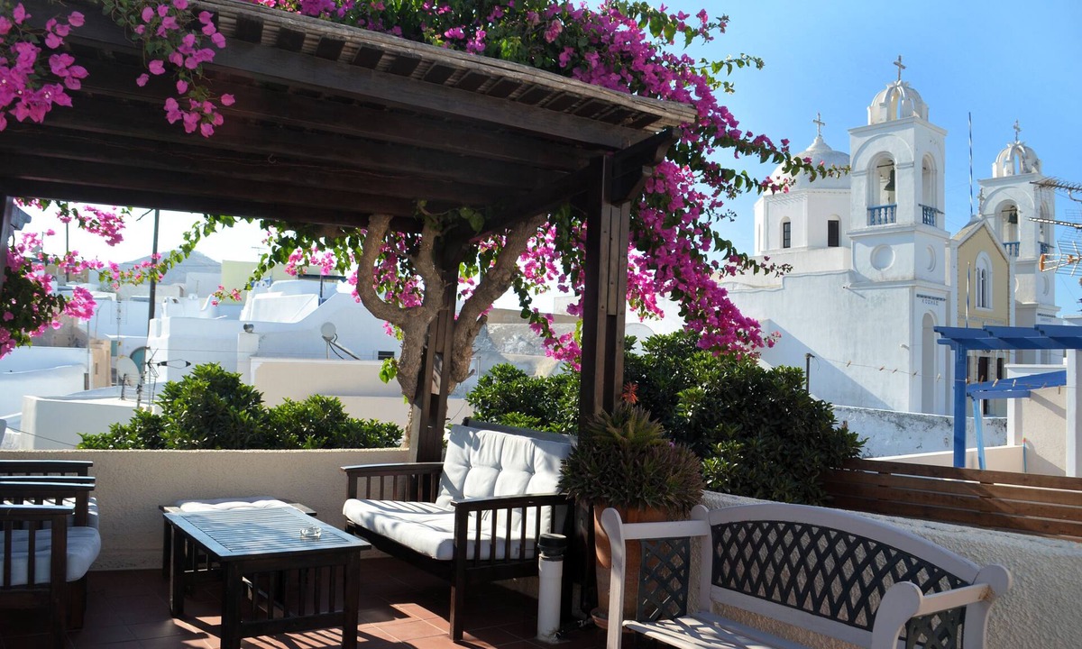 Megalochori House | Traditional House fully-equipped with private yard, at the heart of the village.