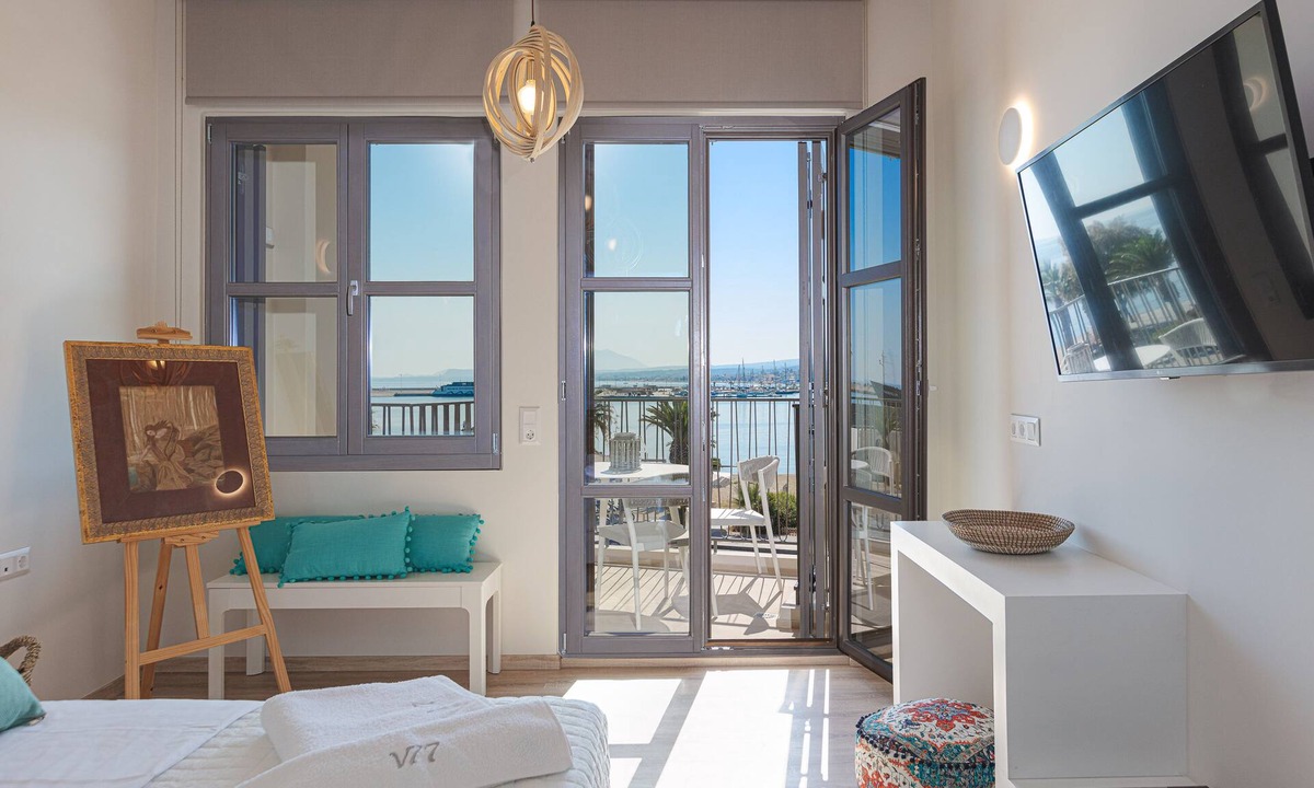 Old Town Rethymnon Apartment | V77 Seafront Leto Suite with roof top hot tub.