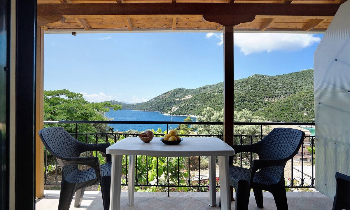 Mikros Gialos Apartment | Vardia Studio B: Sea View, Balcony, and Wi-Fi Close to the Beach