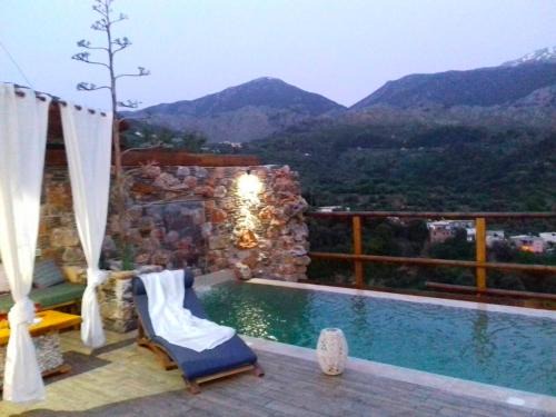 Agía Eiríni Villa | Villa Aeolus with private overflow, endless, heated pool