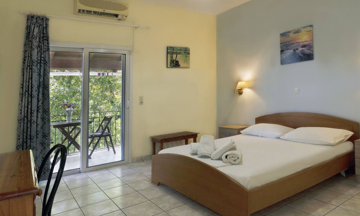 Kato Korakiana Apartment | 'Villa Avra Apartment 2nd Floor' with Mountain View, Garten & Wi-Fi