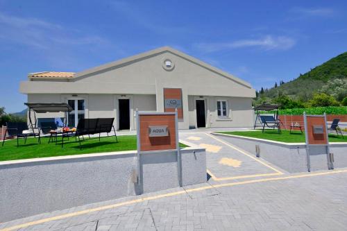 Dafnata Villa | Villa Bratou Aqua Sleeps 4 with Garden