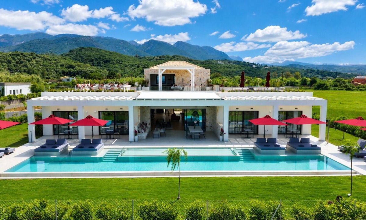 Almiros Beach Villa | Villa Nobilita - Luxury villa in Corfu. At the beach, roof terrace and pool