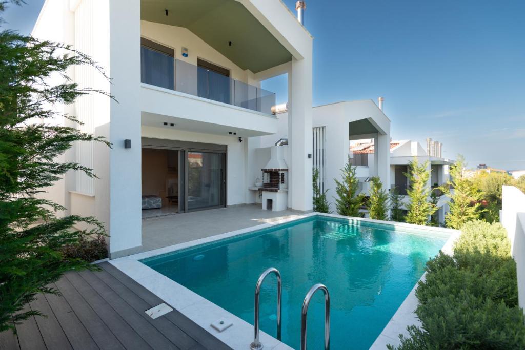 Polichrono Villa | Villa Oasis Pool, 5 Min to Sea
