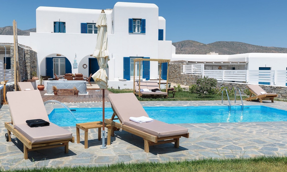 Logaras House | Villa Olena: 2 villas 10 pax 2 pools Punda Beach Paros