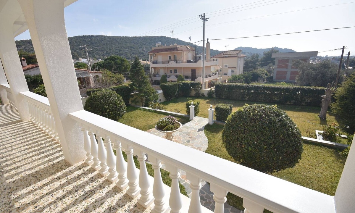 Kalyvia Thorikou Apartment | VillaVita Modern 3BR,Garden & BBQ, Walk to Beach