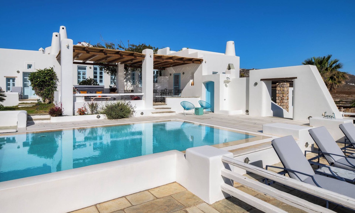Kamari Villa | Vorias Luxury Suite by Fantasia Villas