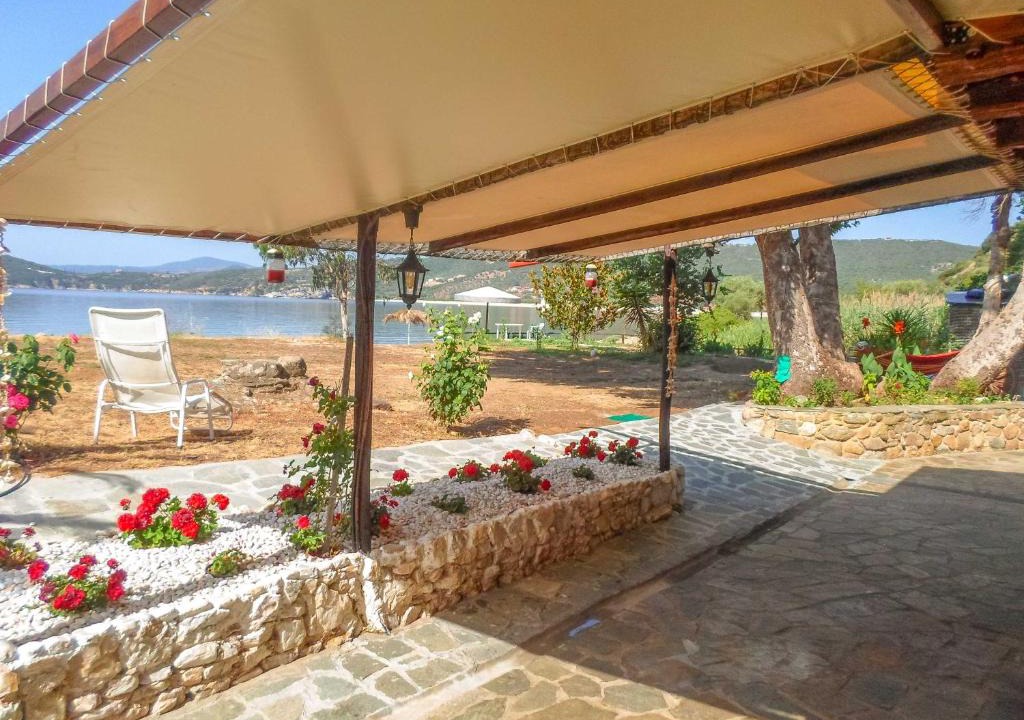 Aristotelis Villa | Wonderful stone house infront of the sea.