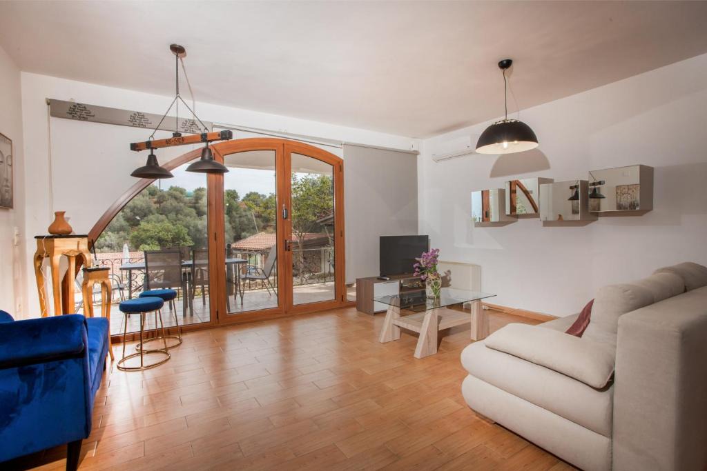 Makrys Tichos Apartment | Zen Serenity Retreat with Great Outdoors, Pool & Parking