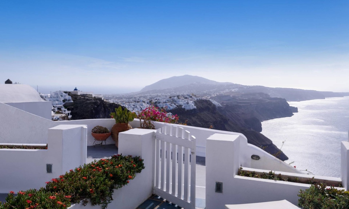 Imerovigli Hotel | Zenith Blue Villas - Traditional Honeymoon Cave Suite with 2 Hot Tubs