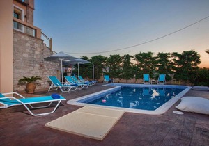 300 m² Villa ∙ 5 bedrooms ∙ 13 guests in Roussospiti