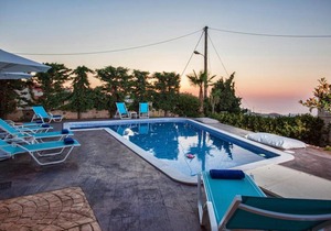 300 m² Villa ∙ 5 bedrooms ∙ 13 guests in Roussospiti