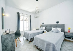 Apartment for 4 people overlooking the bay of Agios Georgios Pagi - 50 m from the sandy beach e