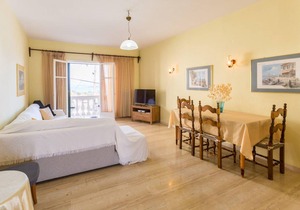 Bakers House Upper: Walk to Beach, A/C, WiFi, Car Not Required - 193