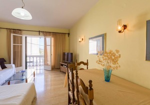 Bakers House Upper: Walk to Beach, A/C, WiFi, Car Not Required - 193