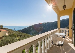 Bakers House Upper: Walk to Beach, A/C, WiFi, Car Not Required