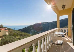 Bakers House Upper: Walk to Beach, A/C, WiFi, Car Not Required