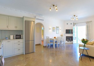 Kassiopi Home: Modern, Shared Pool, A/C, Wi Fi, near beach